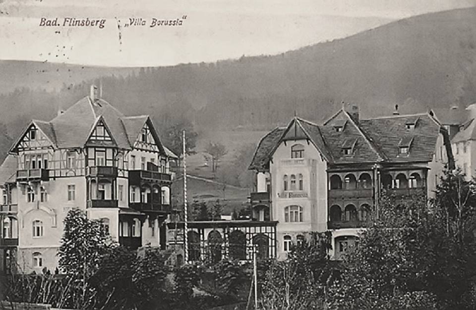 1920-1930 od lewej willa Asra i willa Borussia, Park Hotel.jpg